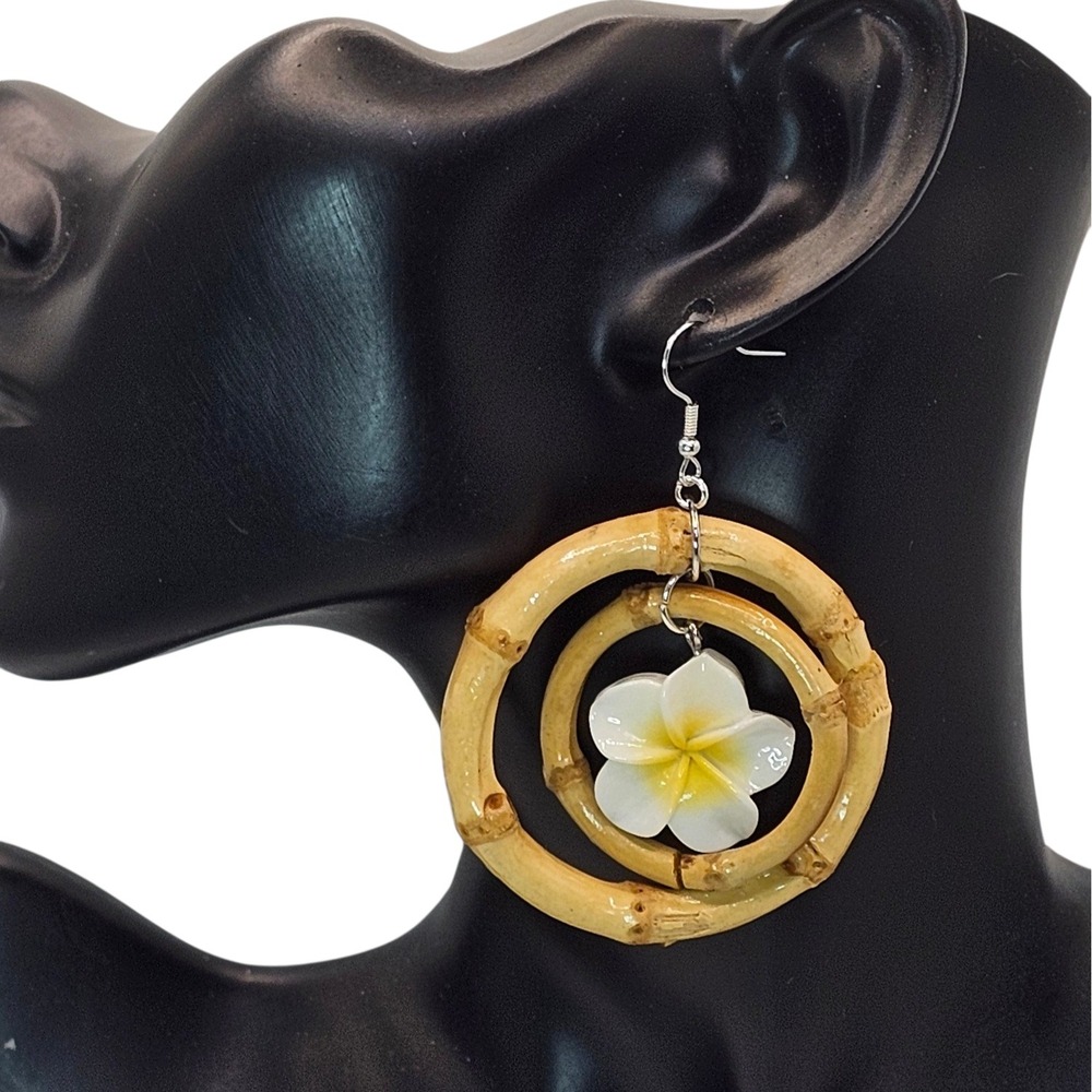 Double Bamboo Hoop Earrings White Plumeria Flower Tiki Hawaiian Retro‎ Dangle